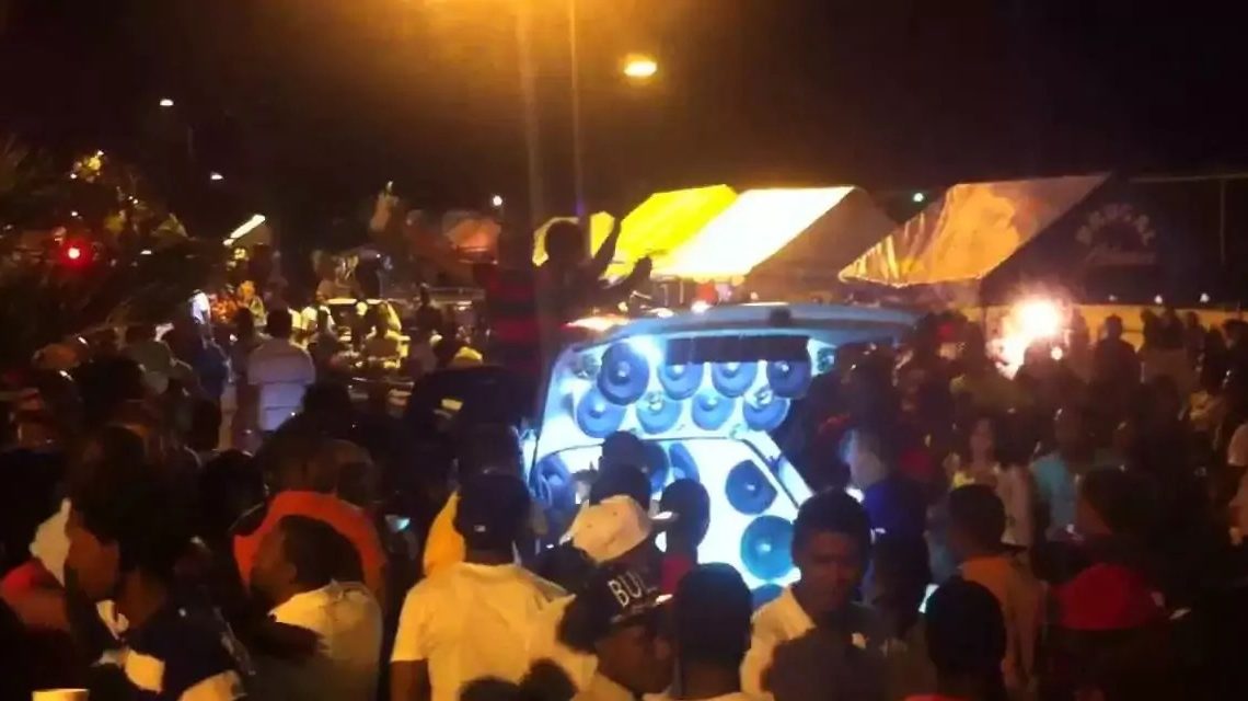 Policía Nacional prohíbe los “teteos” al aire libre y la competencia de música en estaciones de combustible