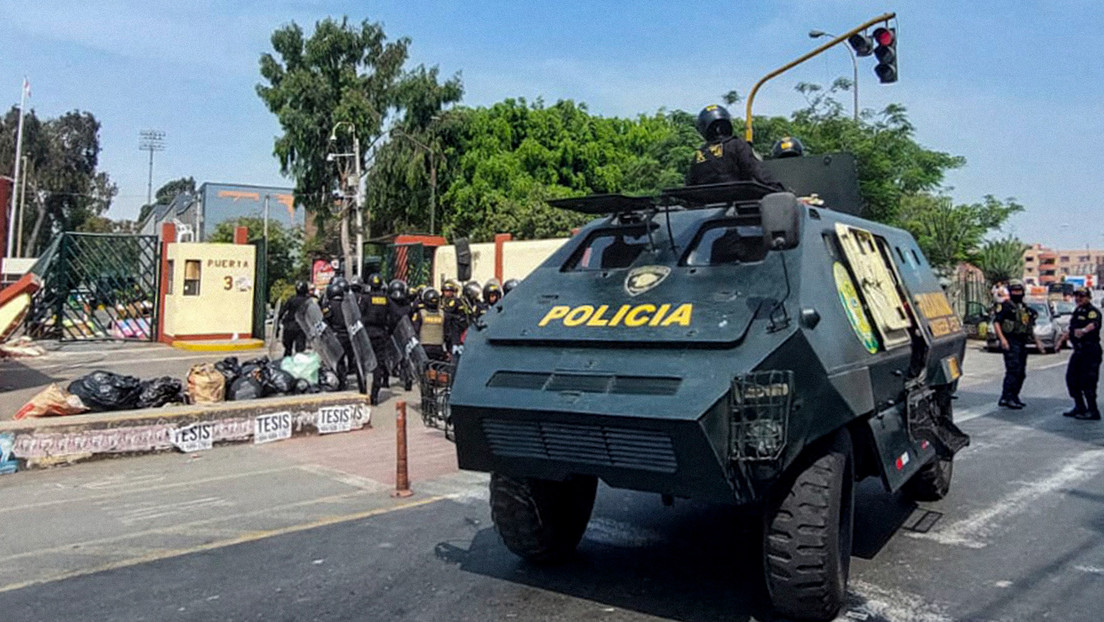Policía irrumpe en la Universidad de San Marcos en Lima para desalojar a manifestantes