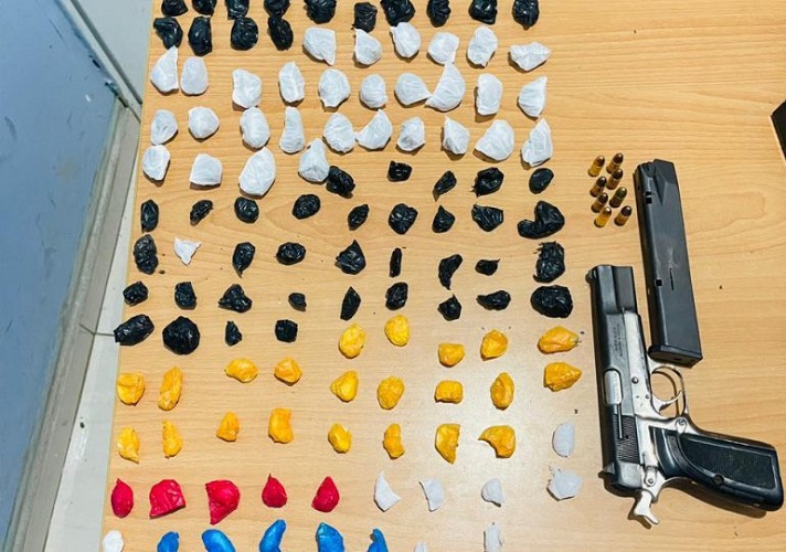Policía nacional apresa hombre con 150 porciones de drogas y una pistola que portaba de manera ilegal