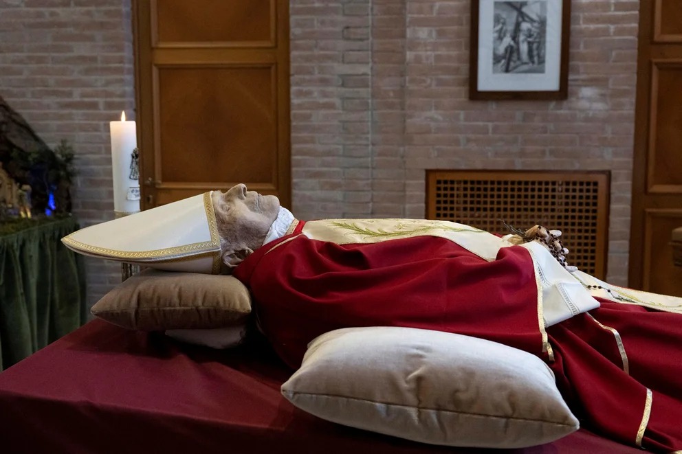 El papa Francisco fue el primero en velar el cuerpo de Benedicto XVI