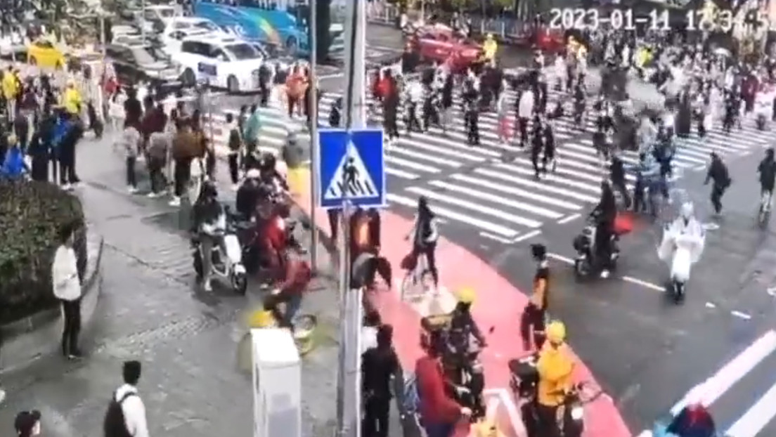 Un conductor embiste a una multitud y luego arroja montones de dinero en China