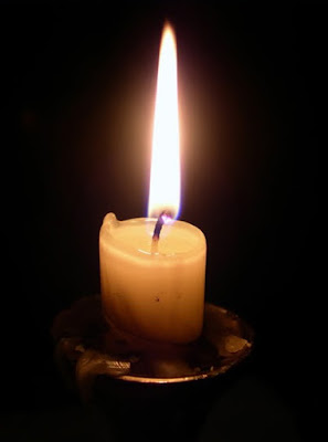 PALABRA DE DIOS JUEVES DE LECTURA ¿Acaso se enciende una vela para meterla debajo de una olla o debajo de la cama? ¿No es para ponerla en el candelero?