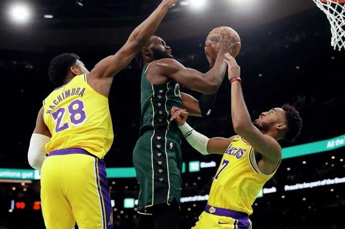 Jaylen Brown obliga a prórroga; Celtics vencen 125-121 a los Lakers