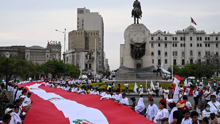 Cientos de personas participaron en "marcha por la paz" contra la violencia en Perú: Policía se abstuvo de participar