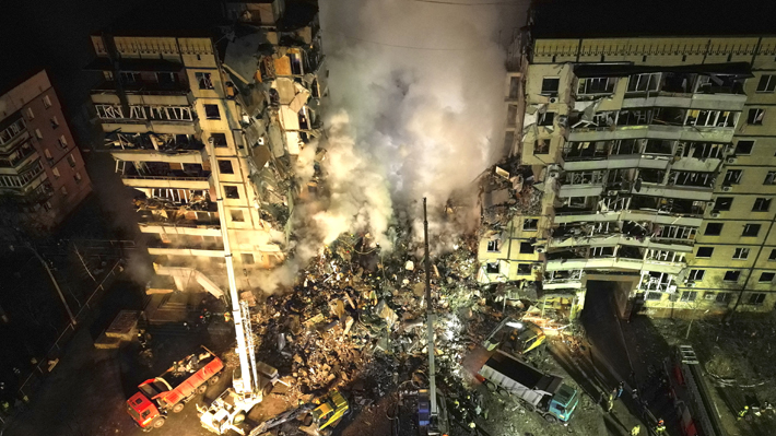 Guerra en Ucrania: Impacto de misil ruso a edificio residencial en Dnipro deja 12 muertos y 26 desaparecidos