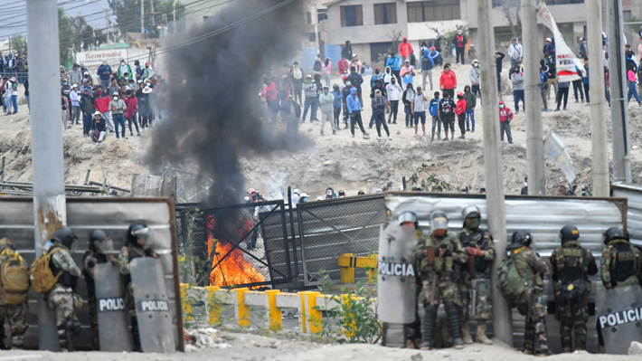 Manifestantes atacan y queman una comisaría policial en el sur de Perú durante nueva jornada de protestas