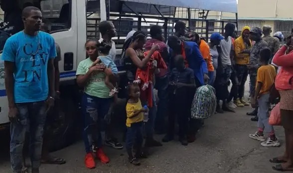 Minibús con 27 haitianos logró pasar 13 puestos militares