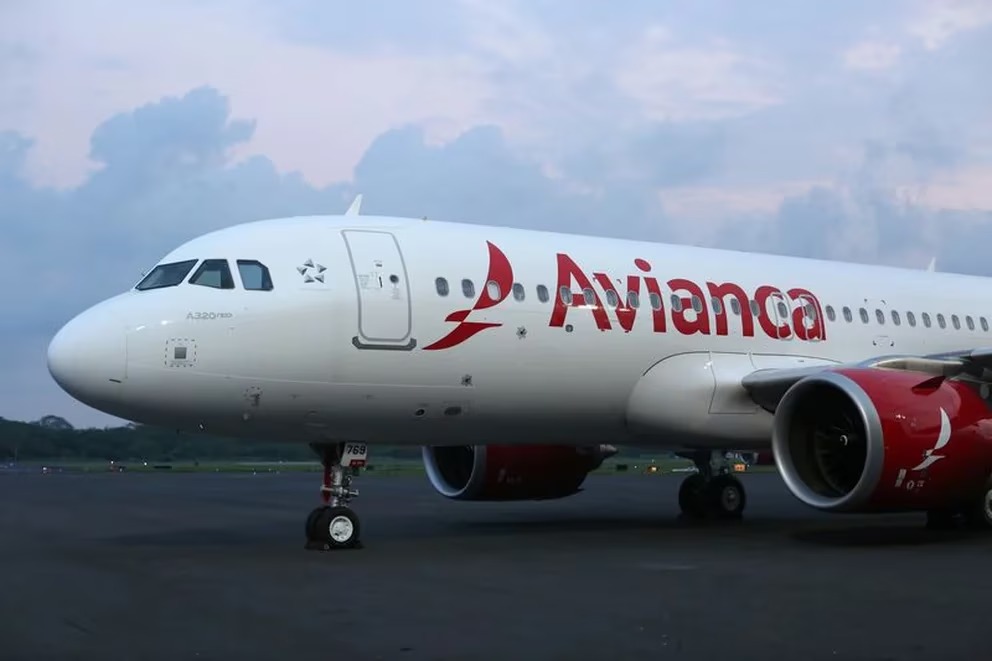 Denuncian cobros por parte de auxiliar de vuelo dentro de un avión de Avianca