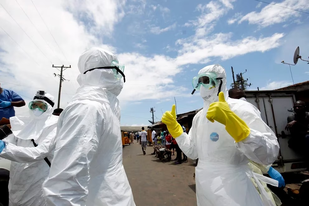 Qué se sabe sobre el virus de Marburgo a medida que surge un nuevo brote El mortal virus de Marburgo ha aparecido esta semana por primera vez en Guinea Ecuatorial, causando al menos nueve muertes en la nación de África occidental, según la Organización Mundial de la Salud (OMS). Un puñado de casos de Marburgo fueron identificados en Ghana a fines del año pasado. Aunque sigue siendo “una enfermedad muy rara en las personas”, según los Centros para el Control y la Prevención de Enfermedades (CDC, por sus siglas en inglés) de EEUU, pero cuando aparece tiene el potencial de propagarse y “puede ser mortal”. La enfermedad del virus de Marburgo es una fiebre hemorrágica viral altamente infecciosa, según los CDC. Es transmitido por animales que portan el virus de la familia Filoviridae, la misma familia de patógenos del virus del Ébola. Ambas enfermedades son raras pero tienen la capacidad de causar brotes con altas tasas de mortalidad. La enfermedad tiene un periodo de incubación de 2 a 21 días, según la OMS (Photo by Smith Collection/Gado/Getty Images). Las tasas de mortalidad de los casos de Marburgo en brotes anteriores oscilaron entre el 24 y el 88% según la OMS, según la cepa del virus y la calidad del manejo de casos. El virus de Marburgo probablemente se transmitió por primera vez a las personas a través de los murciélagos africanos de la fruta como resultado de la exposición prolongada de las personas que trabajan en las minas y cuevas que tienen colonias de murciélagos Rousettus. No es una enfermedad transmitida por el aire. En cambio, se propaga rápidamente entre humanos a través del contacto directo con los fluidos corporales de personas infectadas, como sangre, saliva u orina, así como en superficies y materiales. Los familiares y los trabajadores de la salud siguen siendo los más vulnerables junto con los pacientes, y los cuerpos pueden seguir siendo contagiosos incluso en el entierro. Se reconoció por primera vez en 1967, cuando ocurrieron brotes entre trabajadores de laboratorio en Marburgo y Frankfurt, Alemania y en Belgrado, Serbia mientras realizaban investigaciones. La enfermedad por el virus de Marburg tiene una tasa de mortalidad de hasta el 88% (EFE/Ahmed Jallanzo/Archivo) Los síntomas pueden comenzar a aparecer “abruptamente”, según la OMS e incluyen fiebre alta, dolor de cabeza intenso, escalofríos y malestar general. Los dolores musculares y los calambres son síntomas comunes. Otros pueden incluir ictericia, náuseas, dolor abdominal y diarrea. Los CDC también ha notado que alrededor del día 5, puede ocurrir una erupción sin picazón en el pecho, la espalda o el estómago. El diagnóstico clínico de Marburgo puede ser difícil dice el organismo, con muchos de los síntomas similares a otras enfermedades infecciosas como la malaria, la fiebre tifoidea y el ébola. En los casos fatales, la muerte suele ocurrir entre 8 y 9 días después del inicio de la enfermedad y generalmente está precedida por pérdida de sangre severa y hemorragia, así como disfunción multiorgánica. La apariencia de los pacientes puede describirse como “fantasmal”, dice la OMS, con rasgos demacrados, ojos hundidos, rostros inexpresivos y letargo extremo. La enfermedad del virus de Marburgo es generada por el virus transmitido por animales de la misma familia Filoviridae del virus del Ébola. (Photo by Smith Collection/Gado/Getty Images). No hay vacunas ni tratamientos antivirales aprobados para tratar el virus de Marburgo. La atención primaria puede mejorar las tasas de supervivencia, como la rehidratación con líquidos orales o intravenosos, el mantenimiento de los niveles de oxígeno, el uso de terapias con medicamentos y el tratamiento de síntomas específicos a medida que surgen. Algunos expertos en salud dicen que medicamentos similares a los que se usan para el ébola podrían ser efectivos , pero los tratamientos no han sido probados en ensayos clínicos. Concientizar a la población sobre su nivel de contagiosidad también puede ayudar con la prevención y la propagación, señalaron los CDC y advirtieron que algunos “tratamientos experimentales” para el virus de Marburgo se han probado en animales pero no en humanos. Se reconoció por primera vez en 1967, cuando ocurrieron brotes entre trabajadores de laboratorio en Marburgo y Frankfurt, Alemania y en Belgrado, Serbia mientras realizaban investigaciones (REUTERS/Mike Hutchings) Guinea Ecuatorial confirmó su primer brote de la enfermedad del virus de Marburgo esta semana. Al menos 9 personas han muerto y hay 16 casos sospechosos en la provincia occidental Kie-Ntem del país, según la OMS. “Más investigaciones están en curso. Se han desplegado equipos avanzados en los distritos afectados para rastrear contactos, aislar y brindar atención médica a las personas que muestran síntomas de la enfermedad”, dijo el organismo mundial de salud en un comunicado el lunes . Anteriormente se informaron casos de Marburgo en otras partes de África, incluidos Uganda, Ghana, la República Democrática del Congo, Sierra Leona y Sudáfrica. El brote más grande mató a más de 350 personas en Angola en 2005, según un informe de su Ministerio de Salud. “No se sabe que el virus sea originario de otros continentes, como América del Norte”, indicaron los CDC. Equipos de expertos internacionales se trasladaron a esta región del África para asegurar la colaboración comunitaria en el control de la enfermedad (EFE/EPA/MARTIAL TREZZINI/Archivo) La OMS está convocando una “reunión urgente” el martes para discutir el brote de Marburgo recientemente identificado en Guinea Ecuatorial, así como vacunas y posibles terapias. También desplegará equipos en las áreas afectadas y asignará expertos en epidemiología, manejo de casos, prevención de infecciones, laboratorio y comunicación de riesgos para apoyar los esfuerzos de respuesta nacional. “El virus de Marburgo es altamente infeccioso”, dijo Matshidiso Moeti, director regional de la OMS para África. “Gracias a la acción rápida y decisiva de las autoridades de Guinea Ecuatorial al confirmar la enfermedad, la respuesta de emergencia puede acelerarse rápidamente para que podamos salvar vidas y detener el virus lo antes posible”. * Por Adela Suliman, periodista The Washington Post