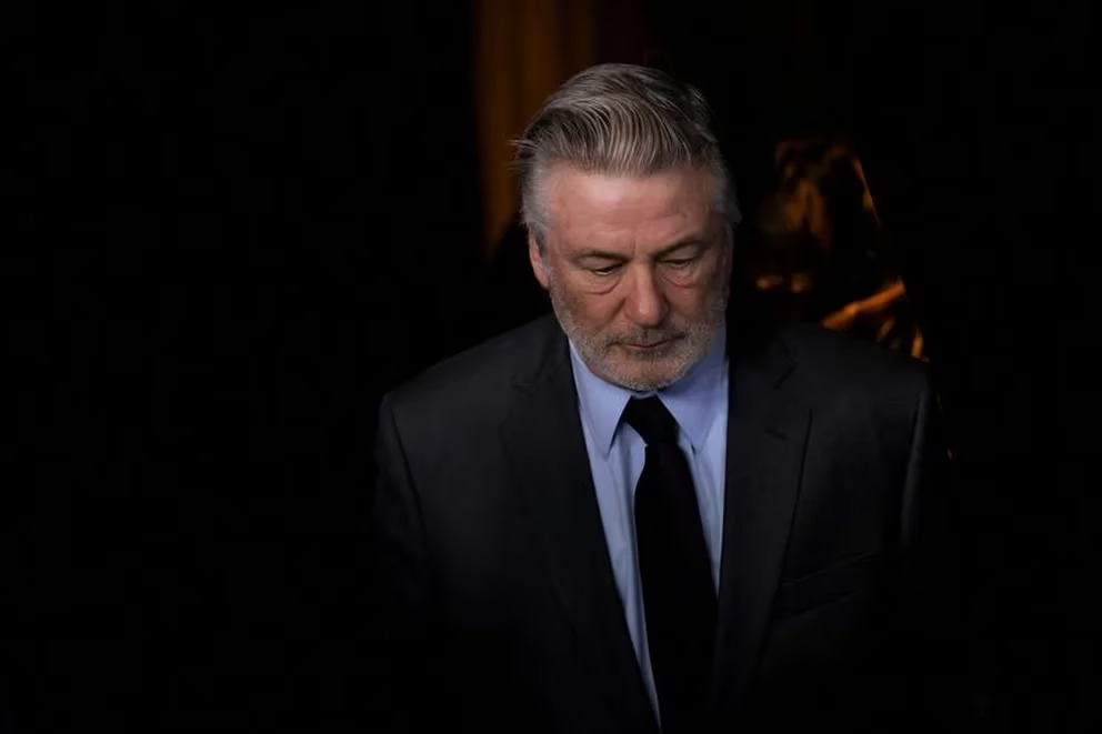 Formalizaron los cargos contra Alec Baldwin por el homicidio involuntario de Halyna Hutchins en el set de “Rust”