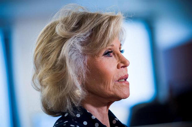 Jane Fonda saludó al Baile de la Ópera de Viena haciendo la seña de la paz