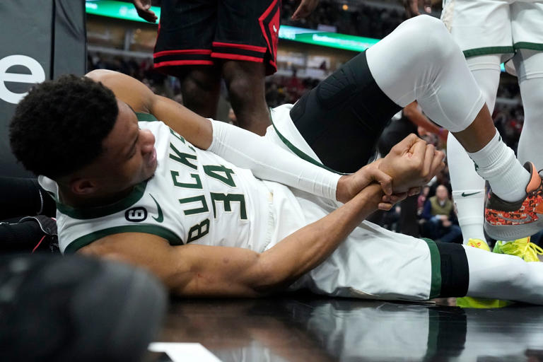 Giannis fija marca de asistencias con Bucks, pero se lastima