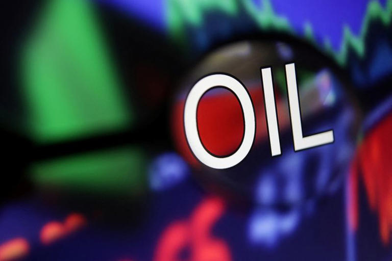 Barril pierde 2 dólares y cierra la semana con baja ante preocupación por Fed y oferta