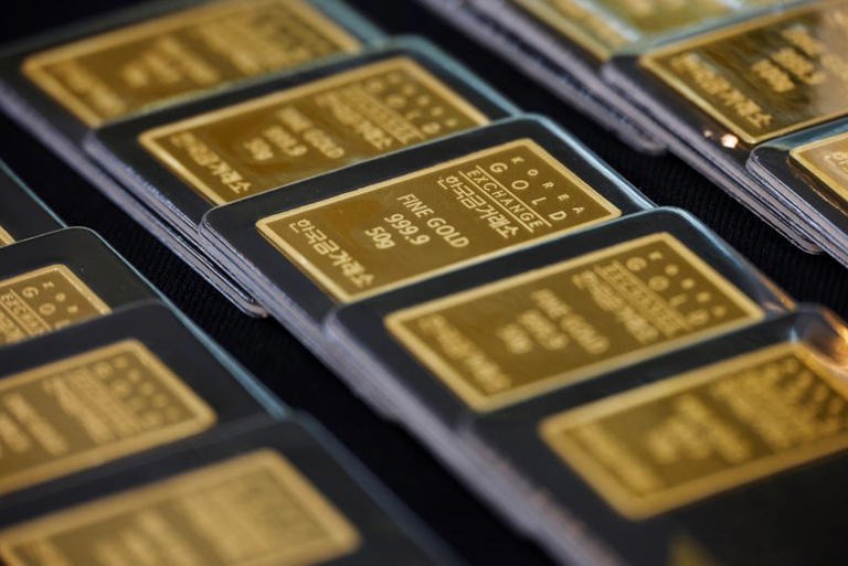 El oro baja ante la firmeza del dólar, mientras mercados esperan datos de EEUU