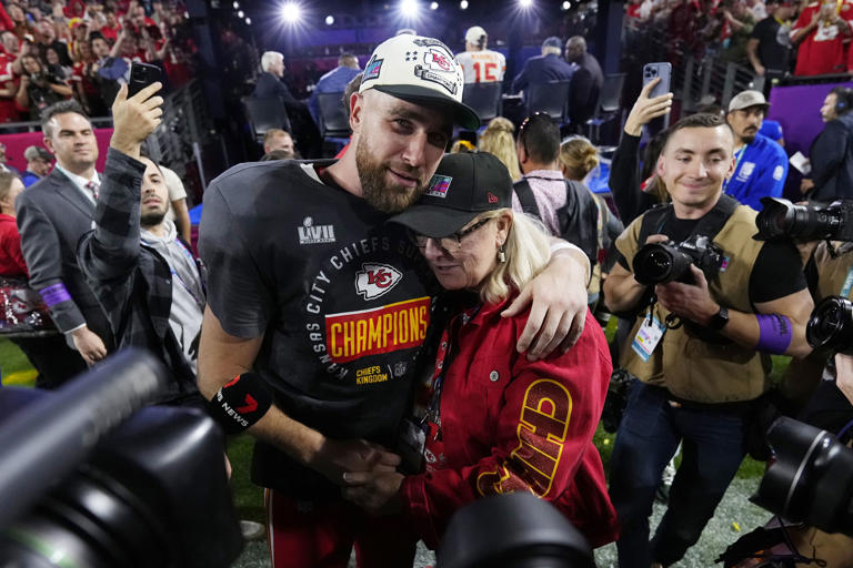 Travis Kelce se impone a su hermano mayor en el Super Bowl