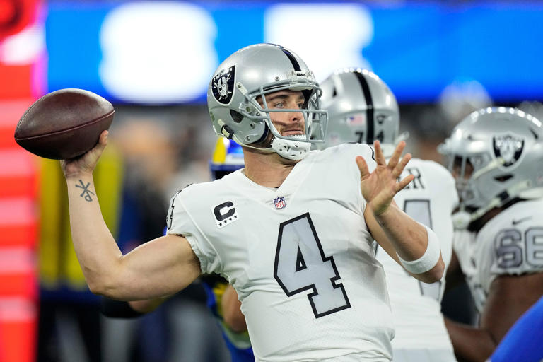 Raiders dan de baja a Carr; se convierte en agente libre