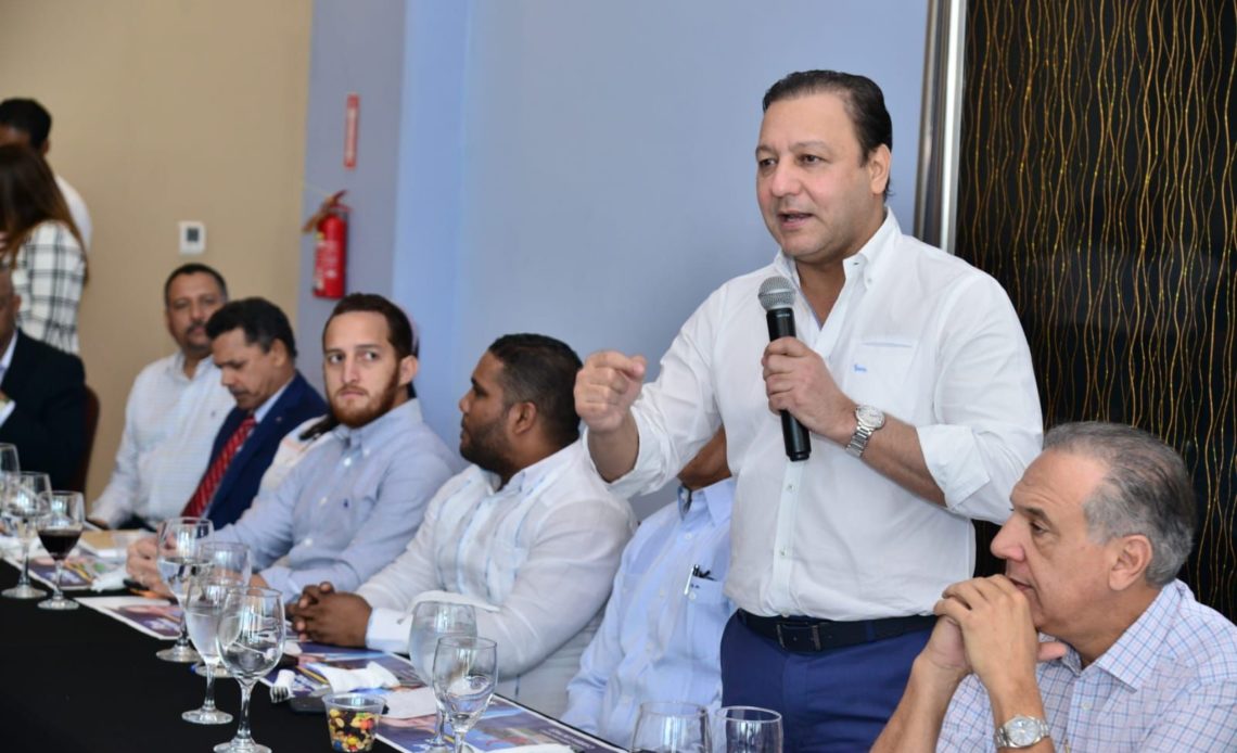 Según Abel, el Gobierno de Abinader maneja de manera “grosera” el presupuesto “comprando dirigentes del PLD”
