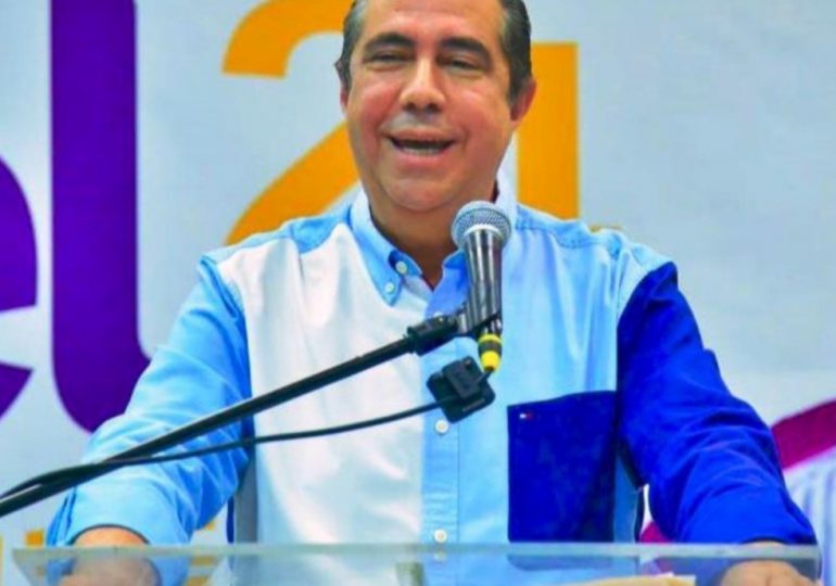 Francisco Javier García, coordinador de campaña de Abel Martínez, candidato presidencial del Partido de la Liberación Dominicana (PLD, le definió como “el candidato natural de la juventud”. Al participar en el acto con motivo del Día Nacional de la Juventud realizado en la Casa Nacional Reinaldo Pared Pérez del PLD, García apuntó que Abel Martínez es el más joven de los que se proyectan competirán en las elecciones de 2024. A la par que resaltó su juventud, el coordinador de su campaña destacó la experiencia de Estado de Martínez, tanto en el ministerio público, en el Congreso y en el área municipal, como el exitoso alcalde de Santiago de los Caballeros. “El compañero Abel tiene una carrera exitosa en la política, fue fiscal, fue diputado, fue presidente de la Cámara de Diputados, alcalde y no cualquier alcalde, es el mejor alcalde con que cuenta la República Dominicana hoy”, dijo. Comentó en su intervención en el acto con motivo del Día Nacional de la Juventud que “los santiagueros saben cómo estaba Santiago antes de la gestión de Abel y como está ahora. El desorden que encontró se ha transformado en una ciudad ejemplo en la región” A ese logro atribuyó Francisco Javier García que el presidente Luis Abinader acondicionara una casa Presidencial en Santiago porque sabe que Abel Martínez será su principal contrincante en las elecciones del 2024. “Por eso los líderes de partidos se mudan para Santiago, hasta el presidente de la República acondicionó una casa en Santiago, ¿Y ustedes saben por qué ha hecho eso?, porque ellos saben que a quien van a tener que competir en las elecciones va a ser al compañero Abel Martínez”, expresó García, durante el acto de celebración del Día Nacional de la Juventud, organizado por la Secretaría de la Juventud del PLD en un salón abarrotado de dirigentes jóvenes del PLD.