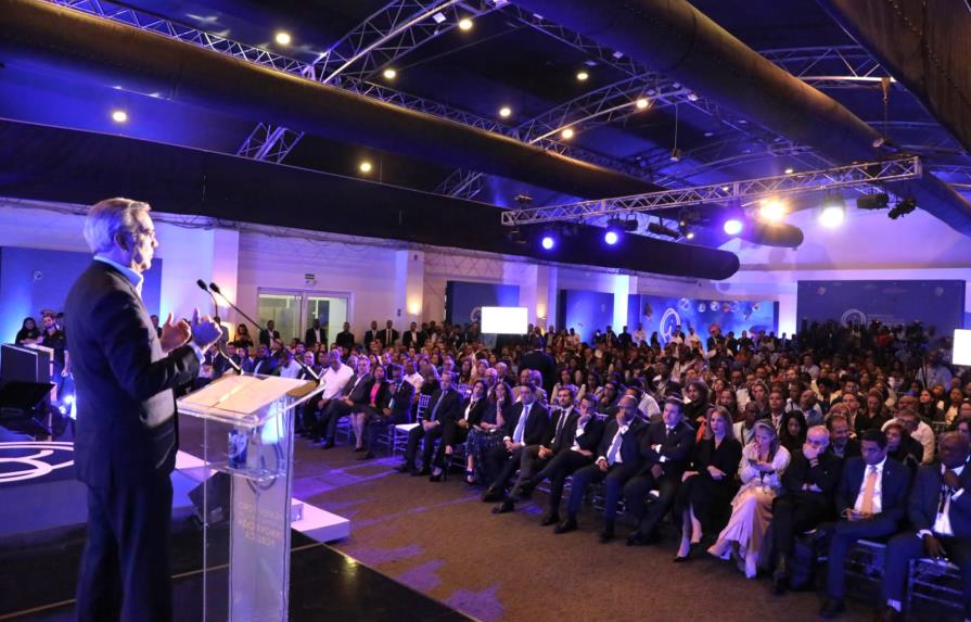 Abinader cita innovaciones del sector público que buscan igualarlo con el privado