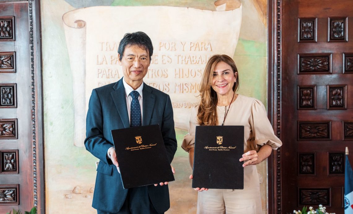 ADN recibe donación de 4 camiones compactadores de basura del Gobierno Japonés