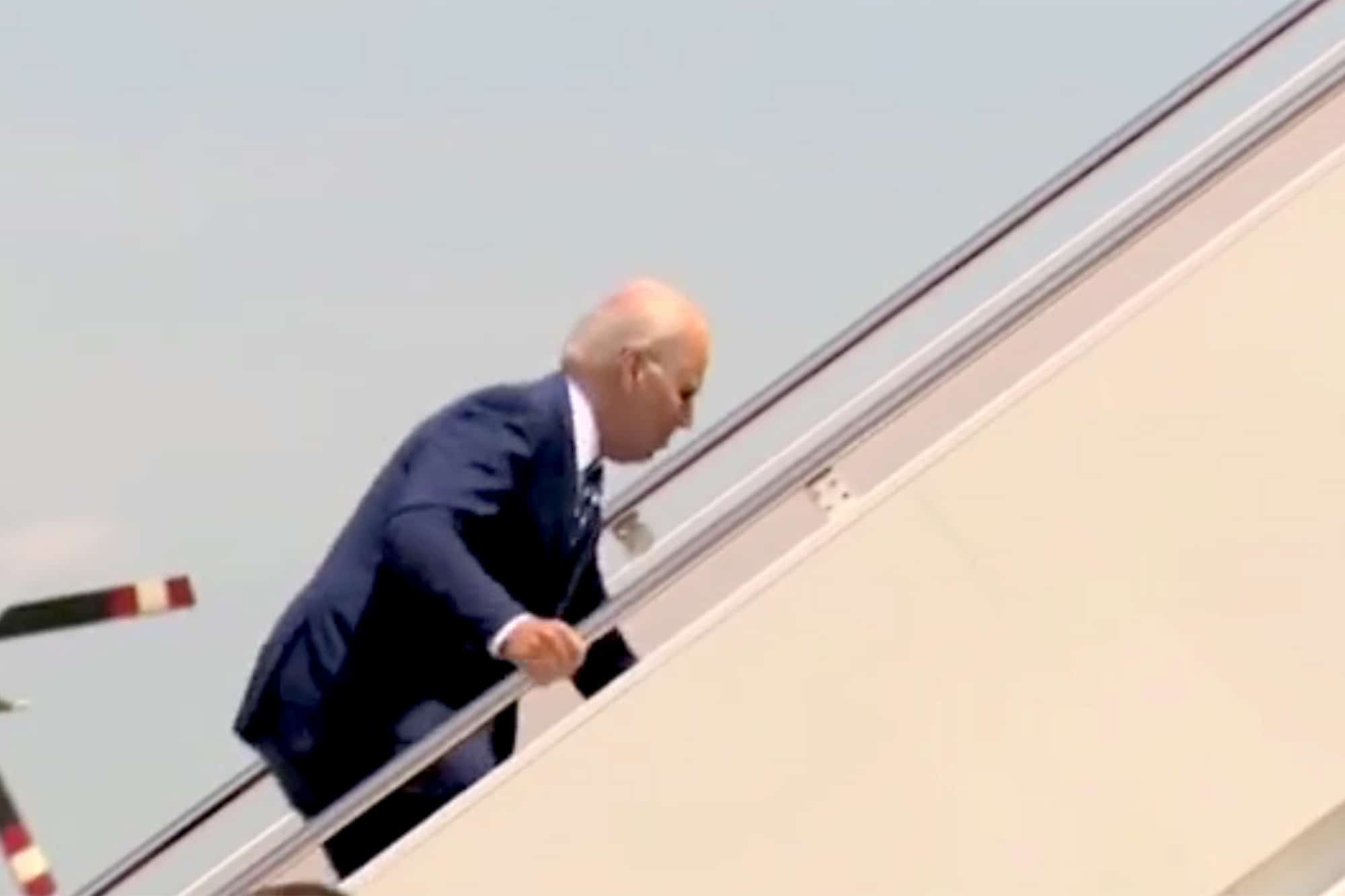 Biden vuelve a tropezar mientras sube las escaleras del avión presidencial