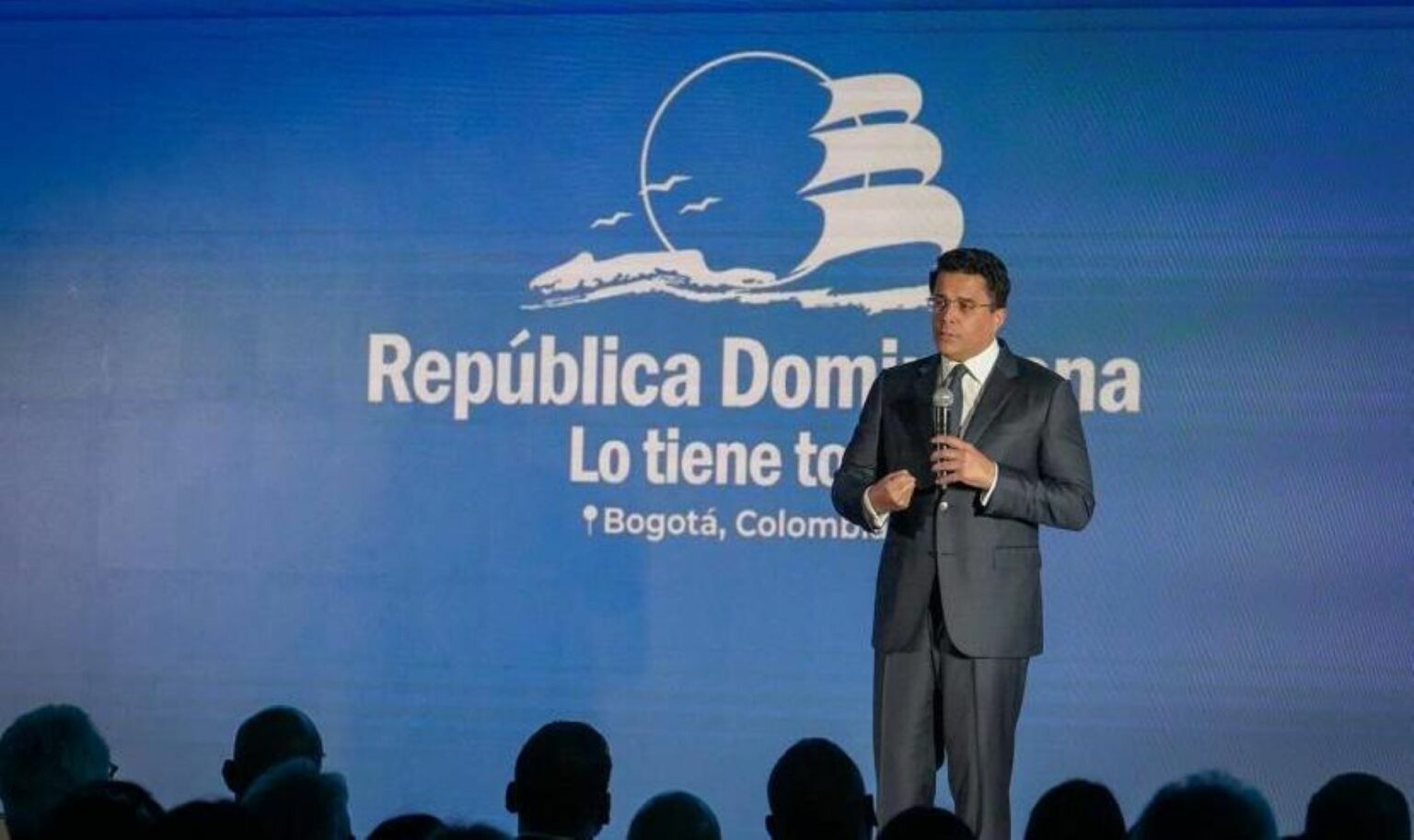 Ministro Collado presenta lo mejor de RD en Colombia