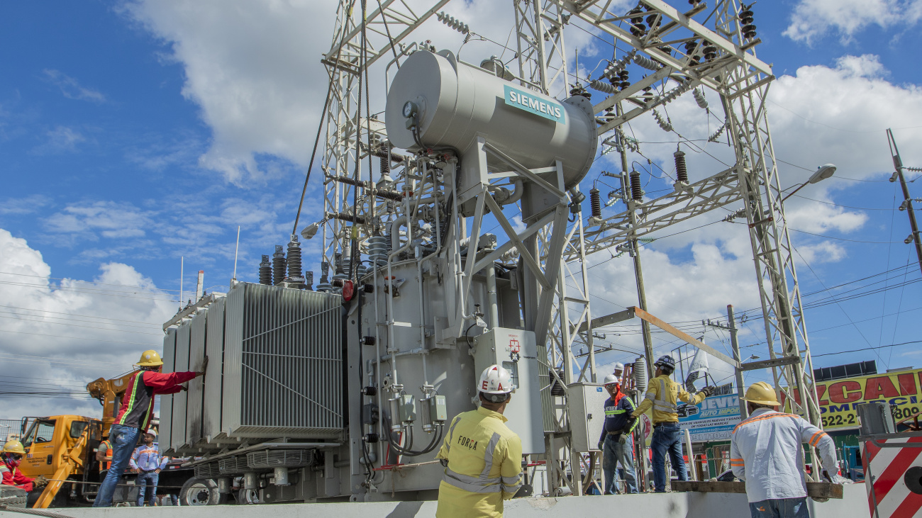 Edesur Dominicana instala con éxito nuevo transformador de potencia en Baní; reducirá accidentes eléctricos domésticos en todo el municipio