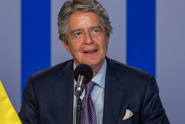 El presidente de Ecuador es intervenido de urgencia por una fractura de peroné