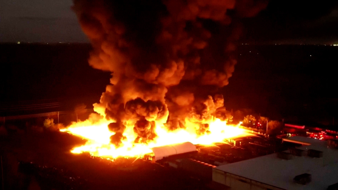Florida lleva varias horas sin poder extinguir un incendio en un almacén de plásticos