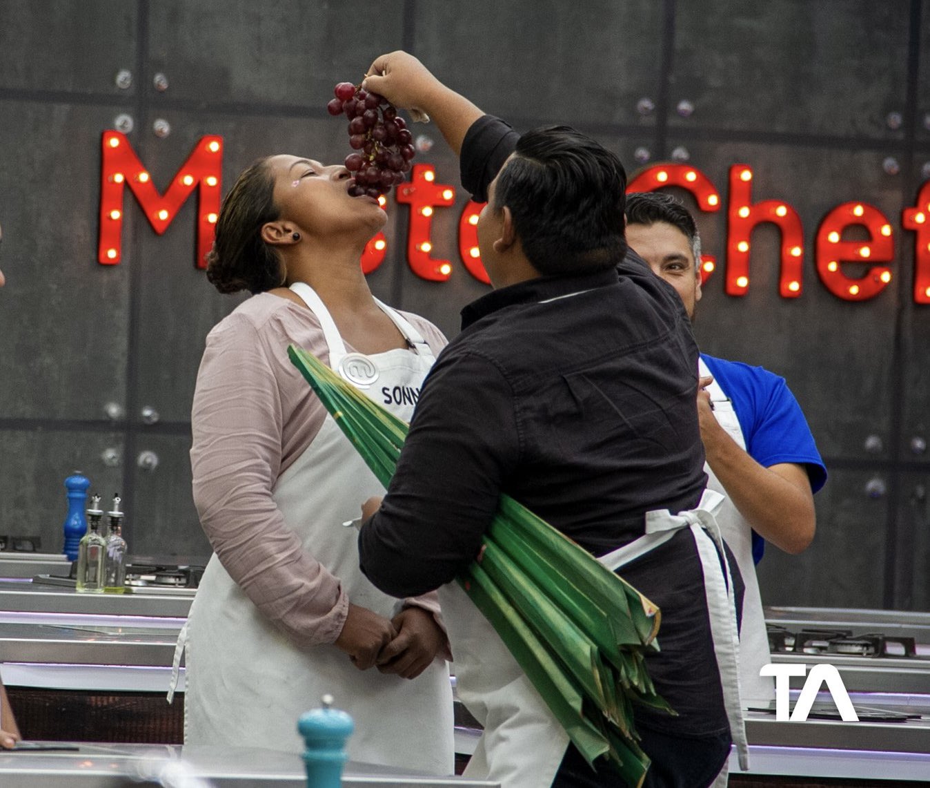 “Feliz luna de miel gastronómica” son los deseos de la chef Irene para Santiago y Victoria: Así reaccionan las redes al ser oficial la relación
