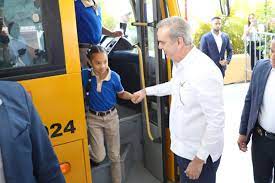 Gobierno comprará mil autobuses para programa de transporte escolar, adelanta ministro de Educación