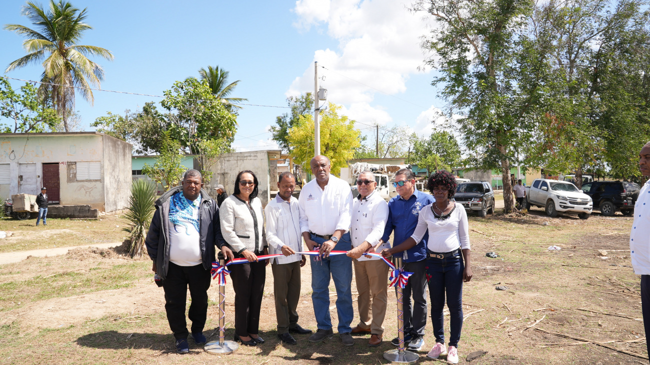Gobierno lleva luz a 47 familias del Batey Don López en Hato Mayor