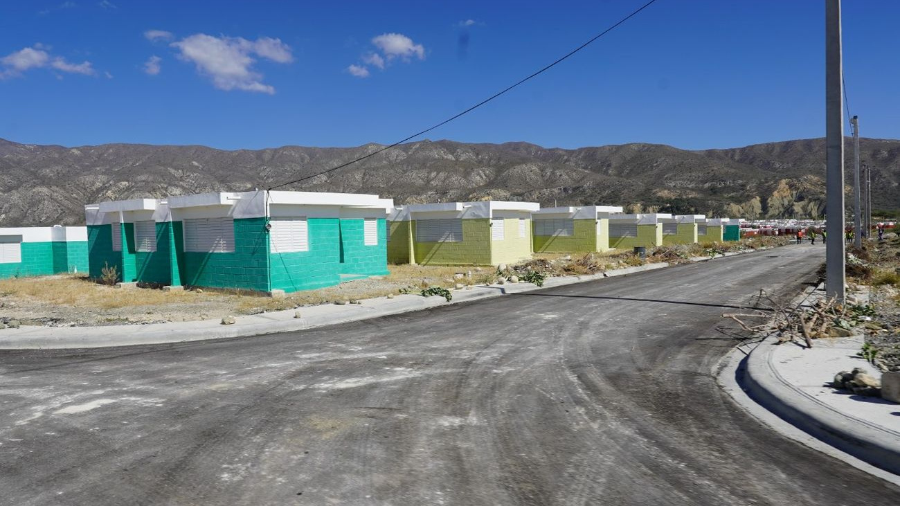 Gobierno supervisa construcción de viviendas en Monte Grande que albergarán 390 familias