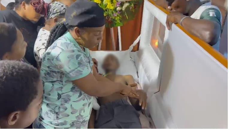 Familiares de hombre declarado muerto dicen que se sentó en ataúd, "tomó sopa y agua"