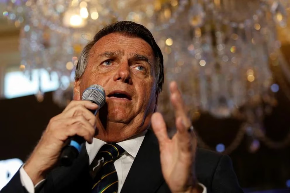 El Gobierno de Lula fijó para abril la fecha límite para el regreso de Bolsonaro a Brasil La Administración de Luiz Inácio Lula da Silva quiere que el ex presidente Jair Bolsonaro comparezca ante los tribunales brasileños en los próximos meses y está considerando opciones para obligarlo a regresar al país si no vuelve voluntariamente a fines de marzo, según un alto asesor del líder de izquierda. Es poco probable que Bolsonaro, quien ha estado de vacaciones en Florida desde antes del final de su mandato el año pasado, sea arrestado a su regreso a Brasil, dijo el asesor, que solicitó el anonimato. El ex mandatario está siendo investigado en varios frentes, incluso por presuntamente incitar el intento de golpe de Estado en Brasilia el 8 de enero, pero no se han presentado cargos formales en su contra. Los casos que involucran al ex presidente también incluyen denuncias de planear un golpe de Estado con ciertos de sus allegados, algunos de los cuales han sido arrestados, y sus acusaciones no probadas sobre la integridad del sistema de voto electrónico de Brasil en un evento con embajadores extranjeros. Se espera que sea interrogado durante las investigaciones. De ser hallado culpable, podría perder sus derechos políticos por varios años, tras lo cual quedaría inelegible para postularse a la presidencia en las próximas elecciones. Bolsonaro, quien dice que no cometió ningún delito, ha repetido que no tiene intención de quedarse en Estados Unidos mucho tiempo. Pero solicitó una visa estadounidense de seis meses el 30 de enero, lo que sugiere que no tiene prisa en irse del país. Más recientemente, le dijo al Wall Street Journal que planea regresar a Brasil en marzo para liderar la oposición política a Lula. Si bien las perspectivas de que Bolsonaro lidere mítines en Brasil no son particularmente atractivas para el Gobierno, Lula ha indicado en numerosas ocasiones que quiere responsabilizar a todos aquellos que puedan estar involucrados en la insurrección contra su Gobierno. El abogado de Bolsonaro en Brasil no respondió a una solicitud de comentarios. La oficina de Lula declinó comentar. Después de un período de silencio tras su derrota frente a Lula en octubre, Bolsonaro volvió a activarse en las redes sociales, promocionando los logros de su presidencia y con transmisiones en vivo. También ha asistido a un par de eventos de organizaciones políticas conservadoras en EEUU, incluido un mitin realizado en un centro turístico de Miami propiedad de su aliado cercano Donald Trump. Se prevé que el próximo mes participe en una conferencia de la Coalición de Acción Política Conservadora en Washington. Se acumulan las solicitudes de extradición de Bolsonaro en el tribunal supremo y el Ministerio de Relaciones Exteriores de Brasil, la mayoría realizadas por legisladores y partidos de oposición en Brasil. Antes de reunirse con Biden el 10 de febrero, Lula dijo a periodistas que no hablaría sobre la extradición de su enemigo político con el presidente de EEUU porque la decisión básicamente recae sobre los tribunales de Brasil. Con información de Bloomberg