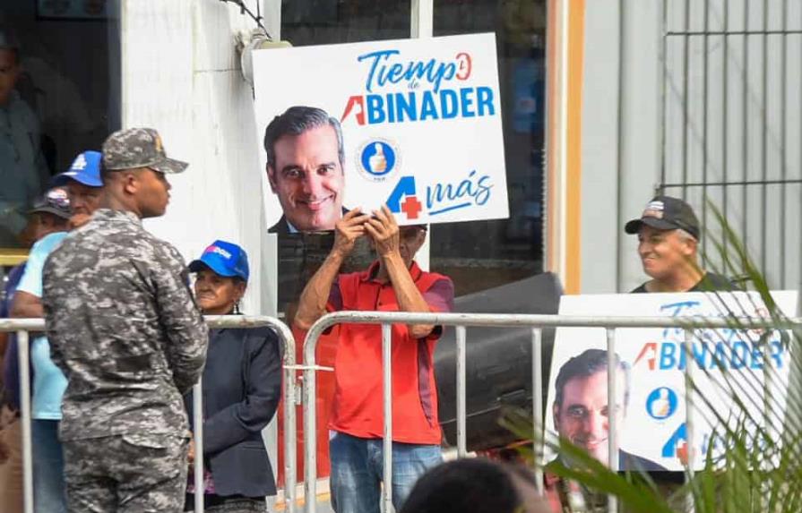 Movimientos reeleccionistas hacen presencia fija en las inauguraciones del presidente Abinader