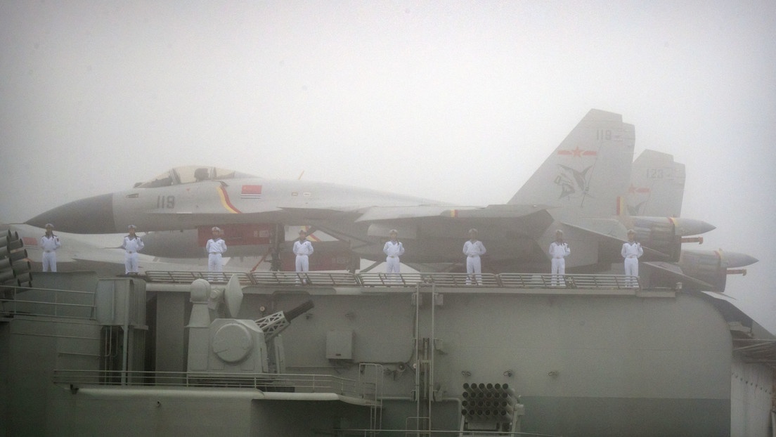 La Armada china reclutará por primera vez mujeres como pilotos aéreos para portaaviones