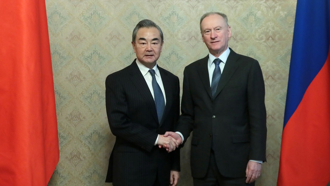 "Las relaciones chino-rusas son fuertes como una roca": el diplomático de más alto rango de China llega a Moscú