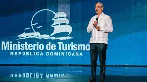 Luis Abinader asegura turistas están al por mayor en su gobierno con llegada de 8 millones y medio de visitantes