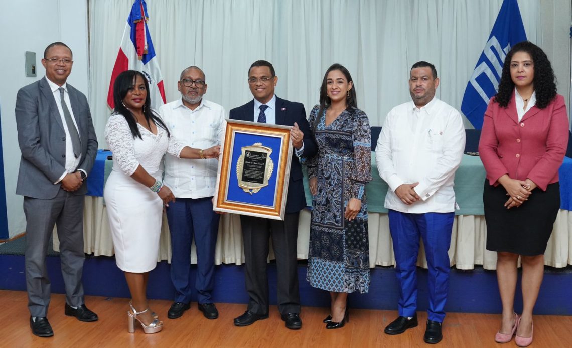 Reconocen a Mérido Torres por su destacada trayectoria como profesional del derecho