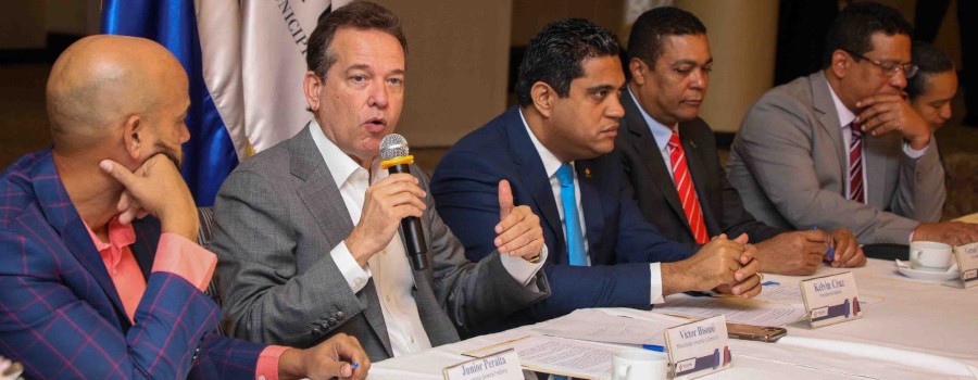 MICM facilita a mipymes acceso al crédito con implementación del Sistema Electrónico de Garantías Mobiliarias SANTO DOMINGO.- La puesta en funcionamiento del Sistema Electrónico de Garantías Mobiliarias (SEGM) favorece la inclusión financiera de las micro, pequeñas y medianas empresas porque facilita el registro de maquinarias y equipos propios como garantía para acceder a préstamos de la banca formal. . Así aseguró el titular del Ministerio de Industria, Comercio y Mipymes (MICM), Víctor -Ito- Bisonó, durante una reunión que sostuvo con miembros del Consejo Directivo de la Federación Dominicana de Municipios (Fedomu) para motivar a que promuevan el uso de la plataforma en las diferentes demarcaciones del país. El ministro puntualizó que la Ley 45-20 de Garantías Mobiliarias entró en vigor el 20 de enero de este año y que el MICM asumió el diseño y desarrollo del software, según lo estableció otra normativa. El SEGM es una base de datos de consulta pública abierta en tiempo real, que da a conocer los avisos que contienen las transacciones de constitución, modificación, ejecución y cancelación de las garantías mobiliarias. Indicó que la entrada en operación del SEGM, disponible en el portal web https://segm.do/, hace posible la inscripción de bienes muebles de las personas físicas y jurídicas, que fungirán como aval para obtener préstamos bancarios. En el encuentro, el funcionario abundó sobre los beneficios de la nueva legislación para las mipymes, la cual ofrece un marco legal para que instituciones del sistema financiero nacional puedan tomar refrigeradores, hornos, blowers y otros, como garantía para otorgar créditos a dueños de restaurantes, colmados o salones de belleza. “Esta ley y el SEGM ayudarán a las empresas locales a obtener capital de manera más flexible. Como resultado, habrá un crecimiento exponencial de préstamos garantizados con bienes muebles y los usuarios del registro, las entidades financieras bancarias y no bancarias, podrán aumentar el monto total de los financiamientos otorgados”, declaró. Agregó que la implementación efectiva de la ley impulsará el desarrollo económico de los municipios, al aumentar las posibilidades de más y mejores oportunidades de financiamiento para los micro y pequeños negocios. El ministro Bisonó participó como invitado especial en la primera reunión del Consejo Directivo 2022-2024 del Fedomu, el cual encabeza Kelvin Cruz, quien además es alcalde de La Vega. En el encuentro estuvo Laura Reyes, directora ejecutiva del Fedomu, así como munícipes de las distintas provincias de la República Dominicana.