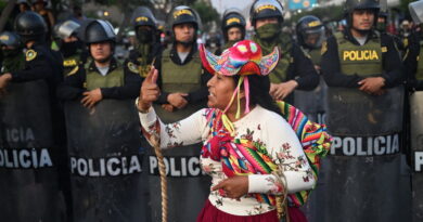 "Métele bala": La indignante petición de un hombre a la Policía frente a una manifestante en Perú