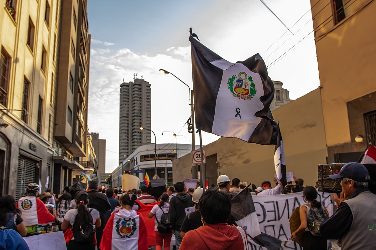 Miles de aimaras protestan en Perú y advierten de una "guerra civil"
