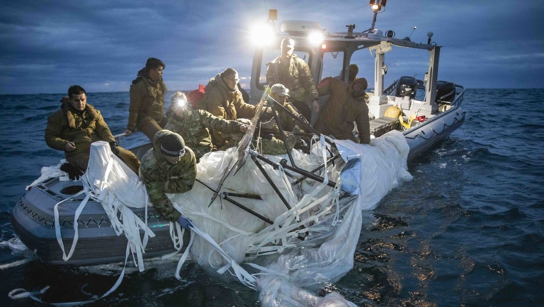 Militares estadounidenses recogen restos del globo chino derribado
