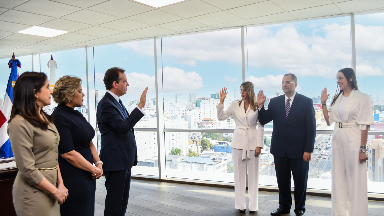 Ministro de Industria, Comercio y Mipymes juramenta tres consejeros en Procompetencia; aseguran fortalece el organismo