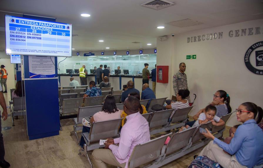 Pasaportes tiene libretas para casos especiales y espera normalizar el servicio en abril