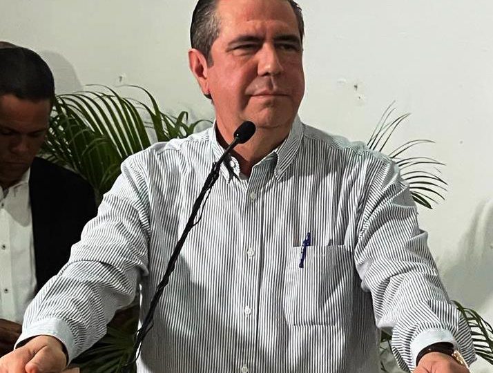 El Partido de la Liberación Dominicana (PLD), a través de la Secretaría de Recurso Naturales y Medio Ambiente, manifestó este jueves su preocupación y oposición las diligencias del Gobierno para construir el Complejo Hidroeléctrico Las Placetas, pese al constante clamor en contra del mismo que tienen las comunidades de la “Sierra SAJOMA”, ambientalistas y organizaciones civiles. Estas preocupaciones han sido extrrnadas luego del anuncio de la Empresa de Generación Hidroeléctrica Dominicana (EGEHID) sobre el reinicio del proyecto tras recibir un fallo favorable emitido por un juez de la Presidencia de la Cámara Civil y Comercial del Juzgado de Primera Instancia del distrito Judicial de Santiago sobre el recurso de amparo que buscaba detener la obra. “Esta licencia NUNCA debió ser RENOVADA y el Ministerio de Medio Ambiente, quien está llamado a ser el rector de sus leyes y reglamentos, debe proceder de oficio a cancelar la licencia ambiental No. 0150-09 RENOVADA y requerirle a EGEHID, someter una nueva solicitud de licencia considerando todos los requerimientos establecido en el Compendio de Reglamentos y Procedimientos para Autorizaciones Ambientales de la República Dominicana, incluyendo nuevas vistas públicas para la obtención de la legitimación social del proyecto, argumentó el partido morado en rueda de prensa. Explicaron que no se corresponde con la realidad actual el argumento jurídico de apoyarse en las vistas públicas que fueron realizadas hace más de 15 años, especificamente en 2008, como si nada haya cambiado desde ese entonces; incluso el Ministerio de Medio Ambiente se vale de estas vistas como sustento para renovar (pura y simple) la licencia ambiental No. 0150-09 d/f 26 de febrero del 2009 cuya vigencia expiraba en fecha 01 de marzo del 2014, lo que indica que NUNCA esta licencia debió ser considerada para el proceso de renovación. “Pero tampoco ha valido de nada, las distintas manifestaciones que han realizado los comunitarios en una muestra clara del alto interés social que genera esta obra y de la poca sensibilidad y apatía que muestra este gobierno ante los miembros de la comunidad serrana. Entre las principales manifestaciones ciudadanas podemos mencionar la marcha en SAJOMA del 29 de agosto de 2021, la marcha en Parque Duarte de Santiago el 13 de octubre de 2021. dos marchas realizadas en la ciudad de New York el 07 de noviembre de 2021 y el 28 de febrero de 2022, la marcha en el Parque Duarte de Santiago el 20 de marzo de 2022 y un paro civico en comunidades de la Sierra el 25 de abril de 2022”, agregó la Secretaría de Recursos Naturales del PLD.