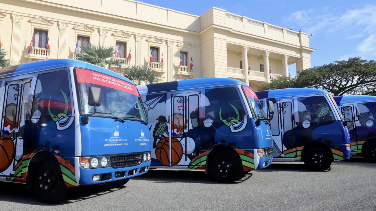 Presidente Abinader encabeza entrega 50 modernos autobuses para asociaciones de estudiantes universitarios de todo el país
