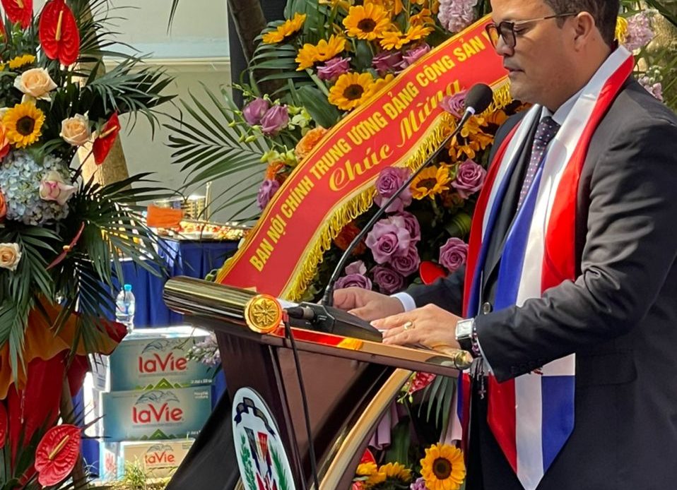 RD abre embajada e iza por primera vez la bandera dominicana en Vietnam