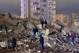 Rescatistas quedan sepultados por escombros en Turquía